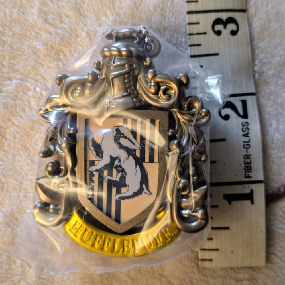 harry potter hufflepuff crest photo frame charm keychain - bandai japan